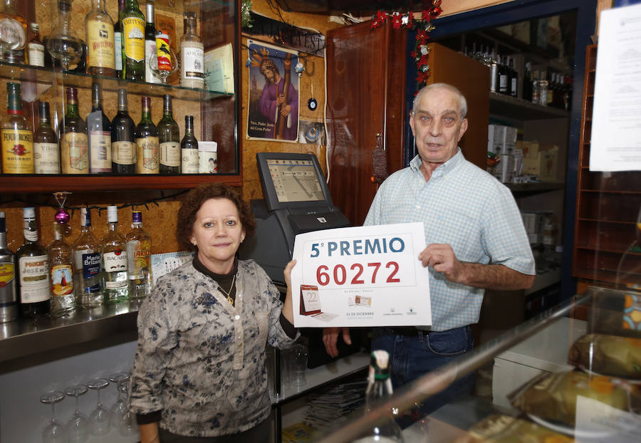 Guadalupe Martín y Francisco Santos en el bar Gibraltar. 