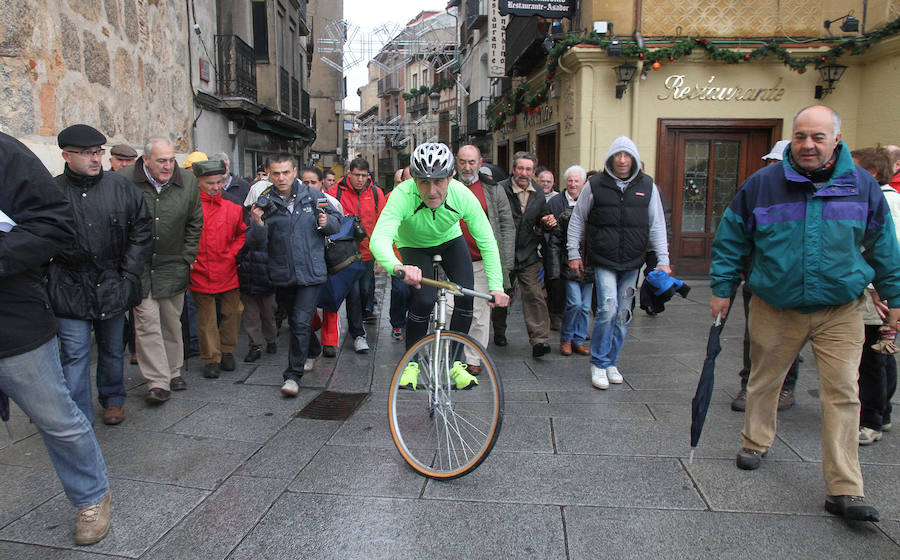 Un participante, a la altura de la Canaleja, durante el ascenso por la Calle Real en la Carrera del Pavo.