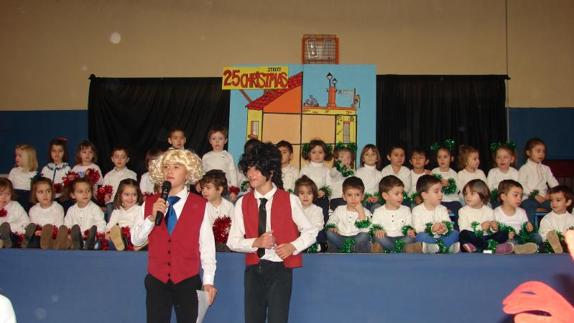 Los presentadores Zipi y Zape durante la fiesta. EL NORTE