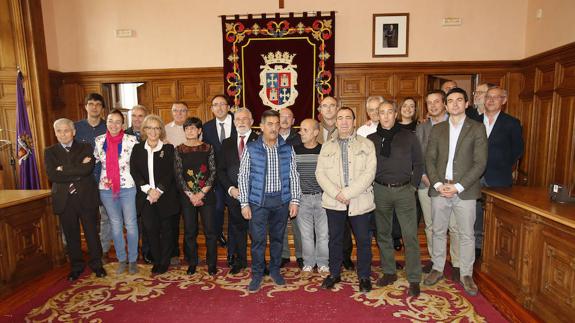 Los trabajadores del Ayuntamiento que se han jubilado este año, con el alcalde. 