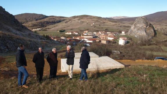 El delegado de la Junta durante su visita a las obras. EL NORTE