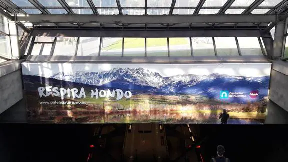 Lona instala en el metro de Bilbao con una fotografía de la Montaña Palentina.