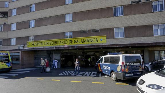 Acceso principal al hosptital Clínico de Salamanca.