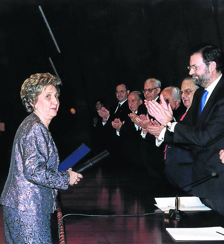 Gloria Begué recibiendo la Orden del Mérito Civil de manos del entonces ministro Mariano Rajoy. 