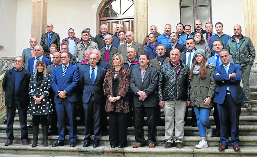 Alicia García y Javier Iglesias, junto a los diputados de Servicios Sociales y a los alcaldes que firmaron ayer el convenio. 