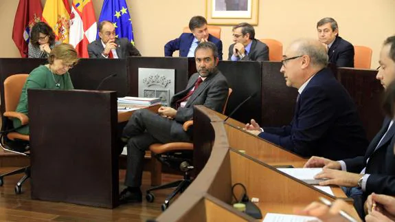 Francisco Vázquez y José Luis Sanz Merino intercambian opiniones durante la intervención del socialista Jesús Yubero. Antonio Tanarro