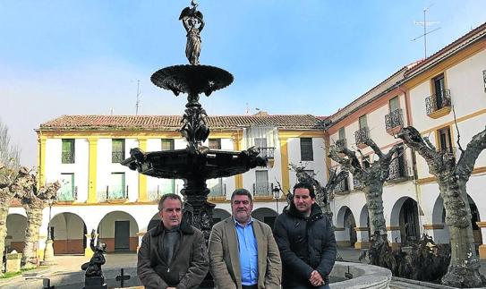 Pellicer, Muñoz y Benito en la presentación de la rehabilitación de la fuente. 