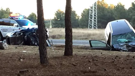 Estado de destrozo en el que quedaron os coches implicados. 