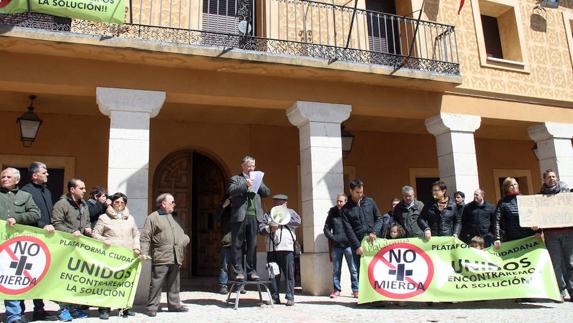 Aacto que tuvo lugar en Fuentepelayo en contra de los vertidos irregulares de la planta de compostaje. 