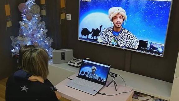 Una familia habla con el rey Baltasar por videoconferencia.