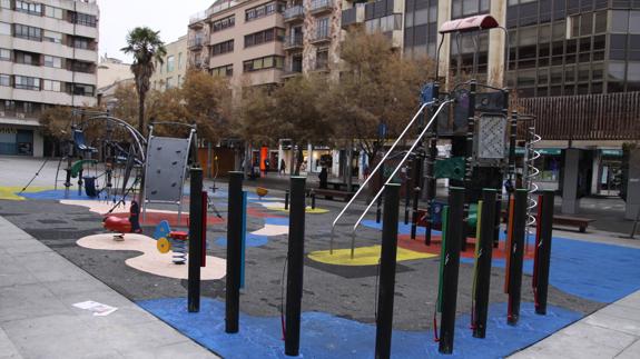 Juegos adaptados instalados en el parque infantil de la plaza de Castilla y León de Zamora. 