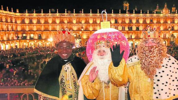 Los Reyes Magos de Oriente, Baltasar, Melchor y Gaspar, saludan desde el balcón del Ayuntamiento de Salamanca con la bella Plaza Mayor de fondo.