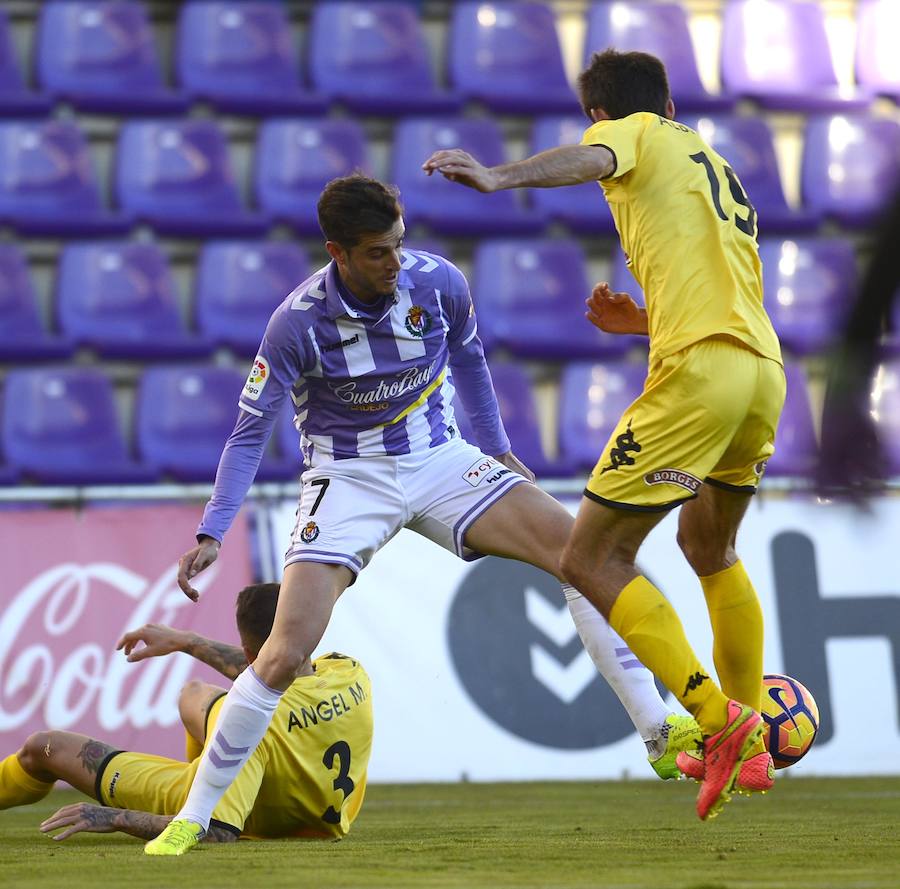 Villar intenta robar el balón. 