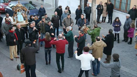 Los cuellaranos danzan delante de la imagen del Niño de la Bola, de frente, como manda la tradición.
