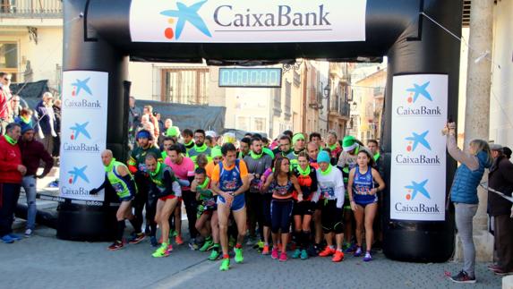 Los corredores de la carrera absoluta toman la salida. 