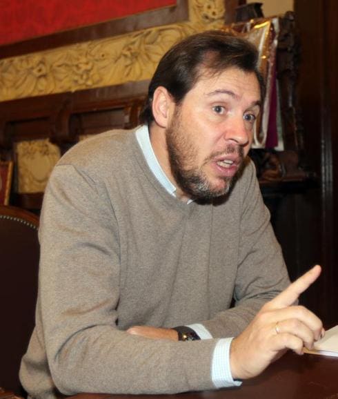 Óscar Puente habla a tumba abierta de la huelga de los conductores de Auvasa