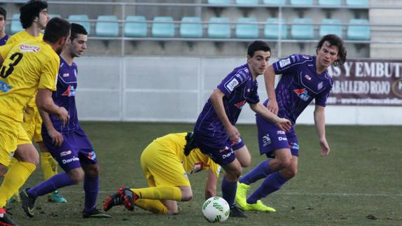 Javi Bueno, autor del segundo gol del Cristo, lucha por un balón ante la mirada de su compañero Víctor Abajo. 