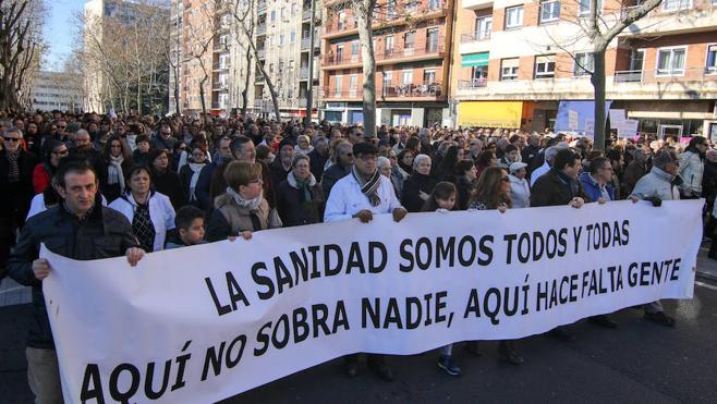 Los manifestantes desplegaron pancartas en defensa de la sanidad pública y contra los recortes ejecutados en la plantilla del ComplejoAsistencialUniversitario.