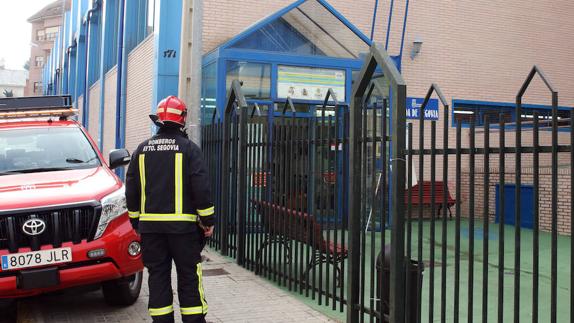 Los bomberos revisan las instalaciones de la pisicina José Carlos Casado de Segovia. 