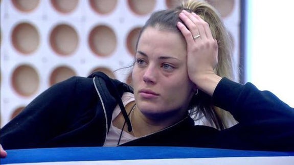 Alyson Eackmann, derrumbada. 