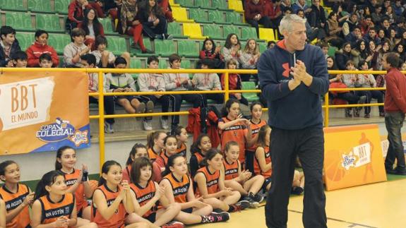 Joe Arlauckas visitó el colegio San Agustin para presentar la Copa Colegial de 2016.