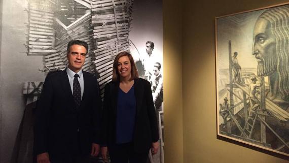 Ángeles Arnisén y el director de la Casa de América, Santiago Miralles, en la exposición. 