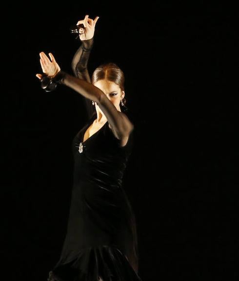 Celia Ñacle, alumna del Real Conservatorio Profesional de Danza Mariemma, interpreta una coreografía de la bailarina de Íscar. G. Villamil