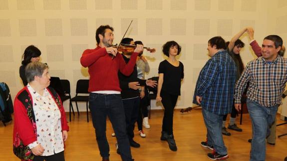 Un momento del ensayo de 'Mosaico de sonidos', con el violinista Iván García. 