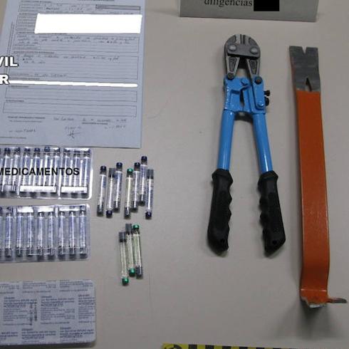 Herramientas para forzar puertas y medicamentos incautados al ladrón. Imagen de la Guardia Civil