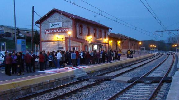 Vecinos de Aguilar, en la estación de tren, en una protesta en 2015. 