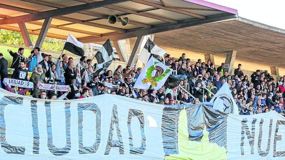 Imagen de la grada principal de Las Pistas en el partido de Unionistas ante el Astorga.
