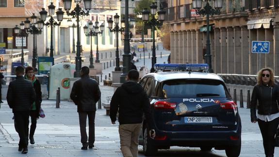 Un vehículo de la Policía Nacional patrulla por la Avenida del Acueducto. De Torre
