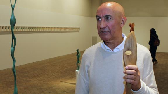 El artista Federico Osorio muestra una de las piezas en la sala de La Alhóndiga. Antonio de Torre
