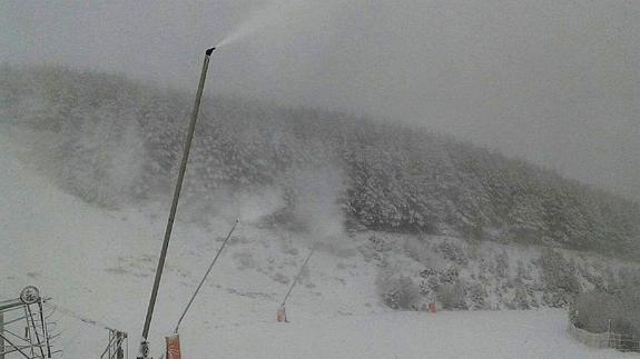 Cañones de nieve en la estación de Cerezo de Arriba. La Pinilla
