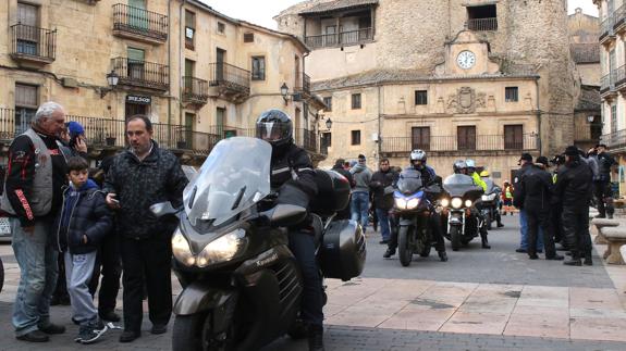 Las motos, este domingo, a su llegada a la plaza de España de Sepúlveda. 