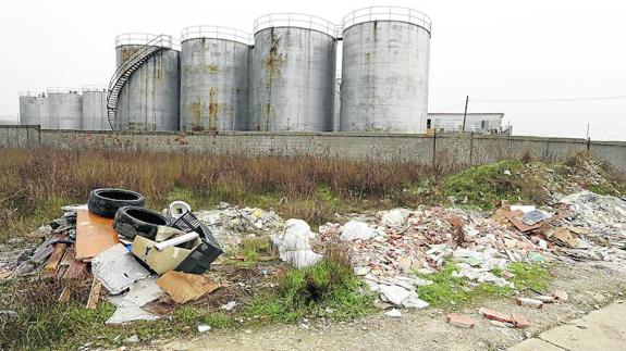 Neumáticos, cajas y todo tipo de residuos se acumulan en la vía pecuaria a su paso por los términos municipales de Salamanca, Cabrerizos y Moriscos.