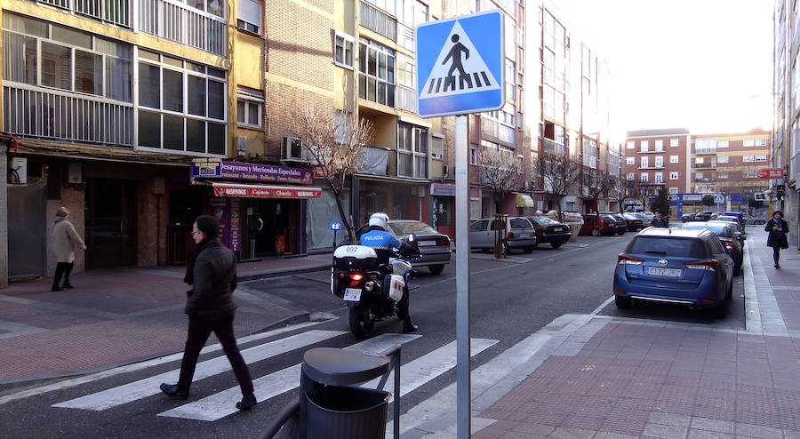 Un policía se aleja del paso de cebra en el que tuvo lugar el atropello. 