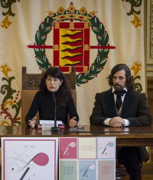 La concejala Ana Redondo, junto al actor Javier Calaveras, presenta los actos de promoción de Valladolid en Fitur.