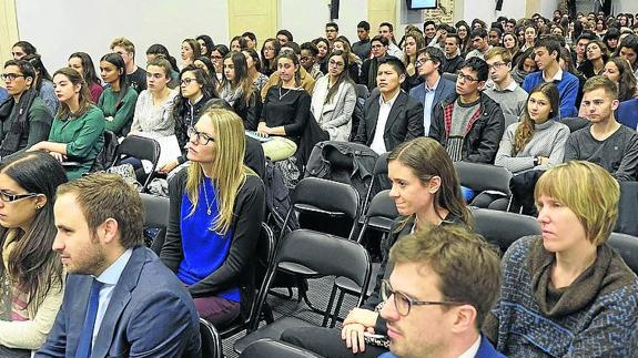 Estudiantes de Sciences Po comparten actividades con alumnos de IE University