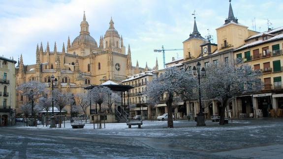 Nieve en la Plaza Mayor, al fondo la Catedral de Segovia.