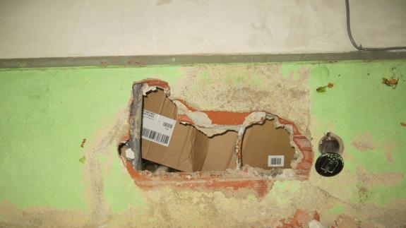 Butrón en la pared del establecimiento. 