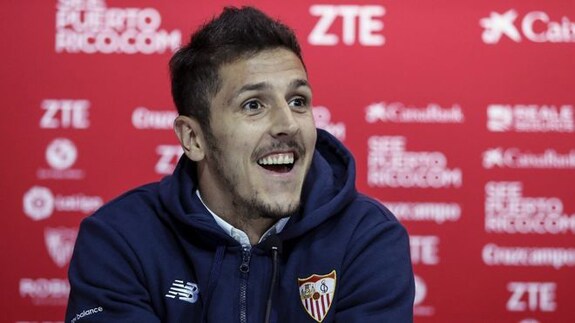 Resines y Perea conversan con Jovetic, el delantero del Sevilla fan de 'Los Serrano'