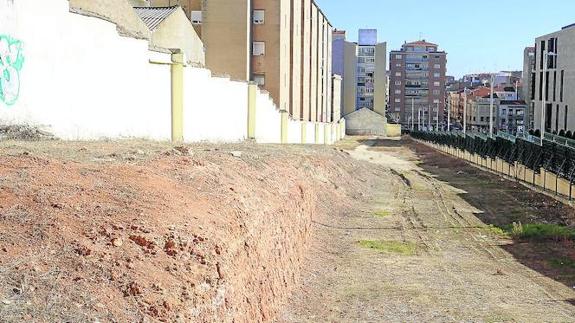 En las últimas semanas el solar se ha comenzado a acondicionar, alisando el terreno y eliminando la vegetación.