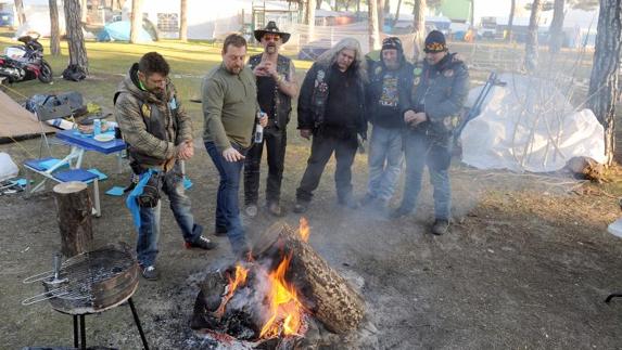 Los primeros 'motauros' acampados en Tordesillas. 
