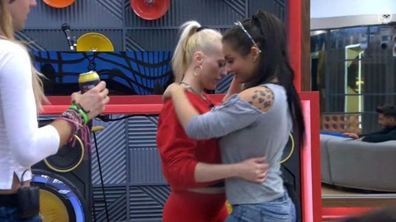 Elettra Lamborghini le hace la cobra a Daniela Blume