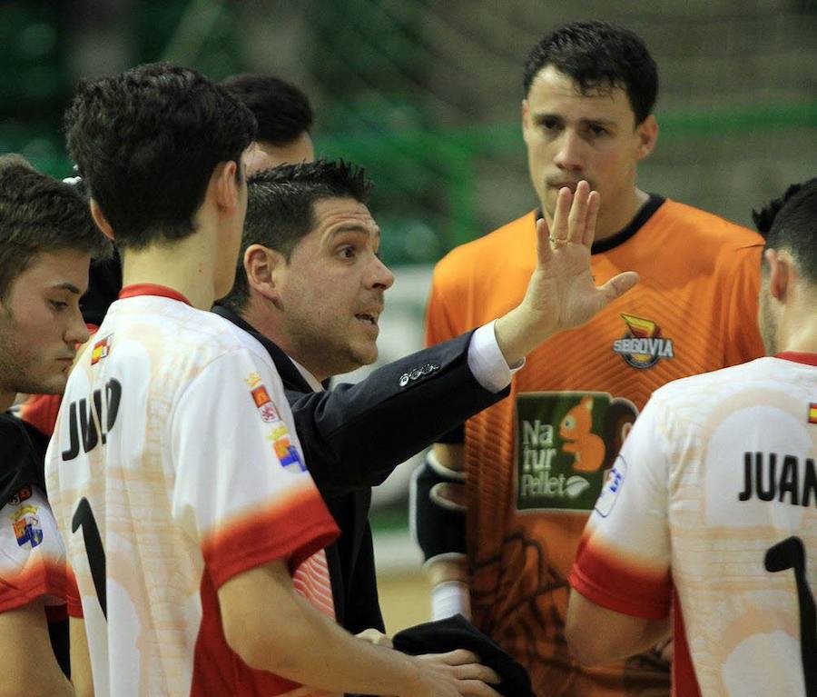 Diego Gacimartín da instrucciones a sus jugadores con Alberrto muy atento.