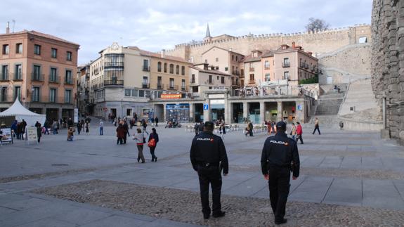 Dos policías vigilan la plaza del Azoguejo. 