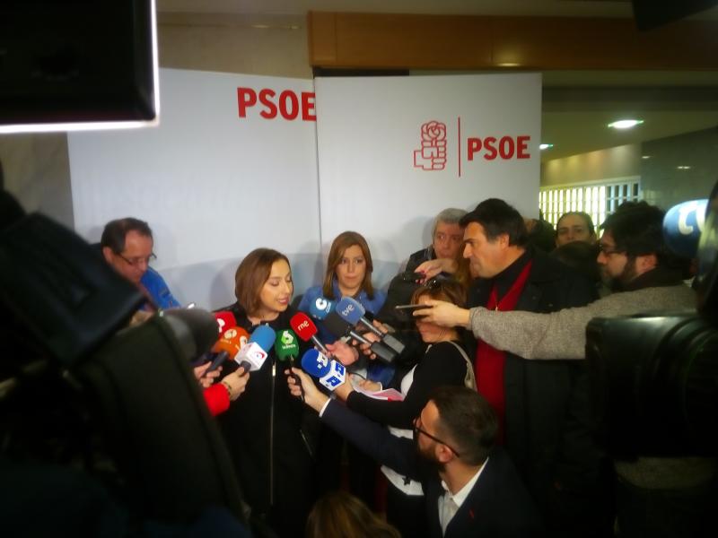 Susana Díaz escucha las declaraciones a la prensa de Miriam Andrés