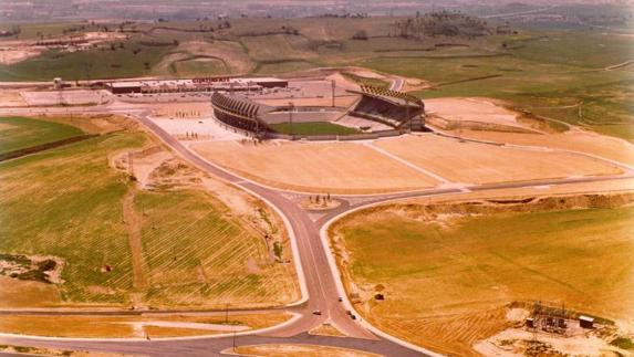 El estadio José Zorrilla, en 1982, con la colina de Parquesol al fondo. 