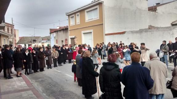 Varias vecinas bailan una jota al paso de la imagen en procesión. 